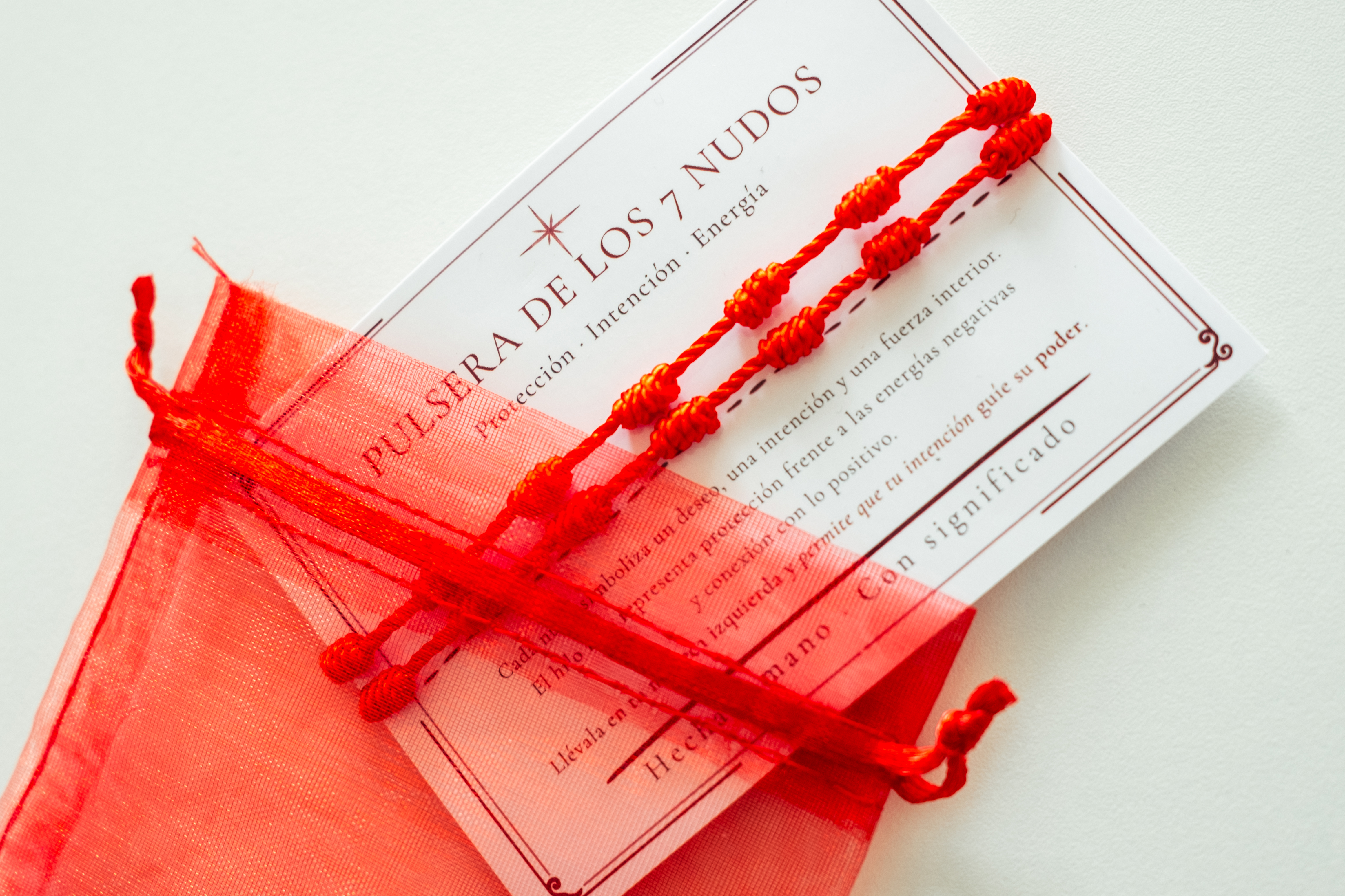 Pulsera de los 7 nudos RAIAN con tarjeta y bolsita roja