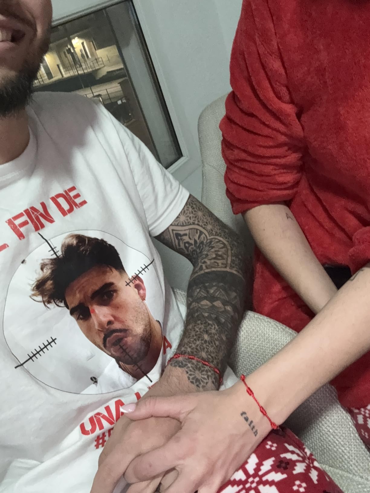 Pareja llevando pulseras rojas de los 7 nudos RAIAN