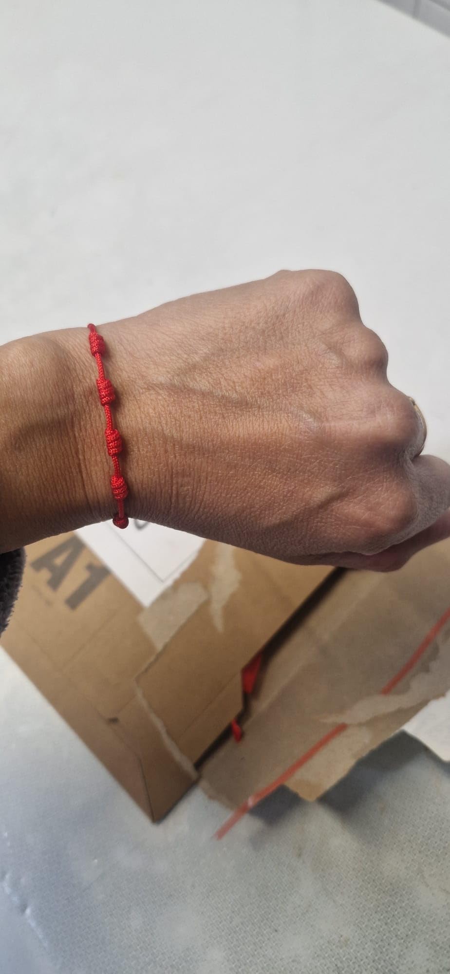 Pulsera de los 7 nudos RAIAN ajustada en una muñeca