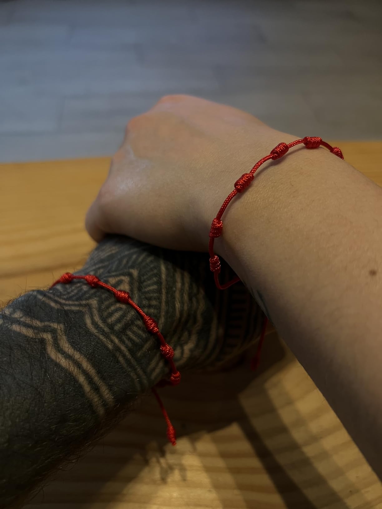 Dos muñecas con pulseras de los 7 nudos RAIAN