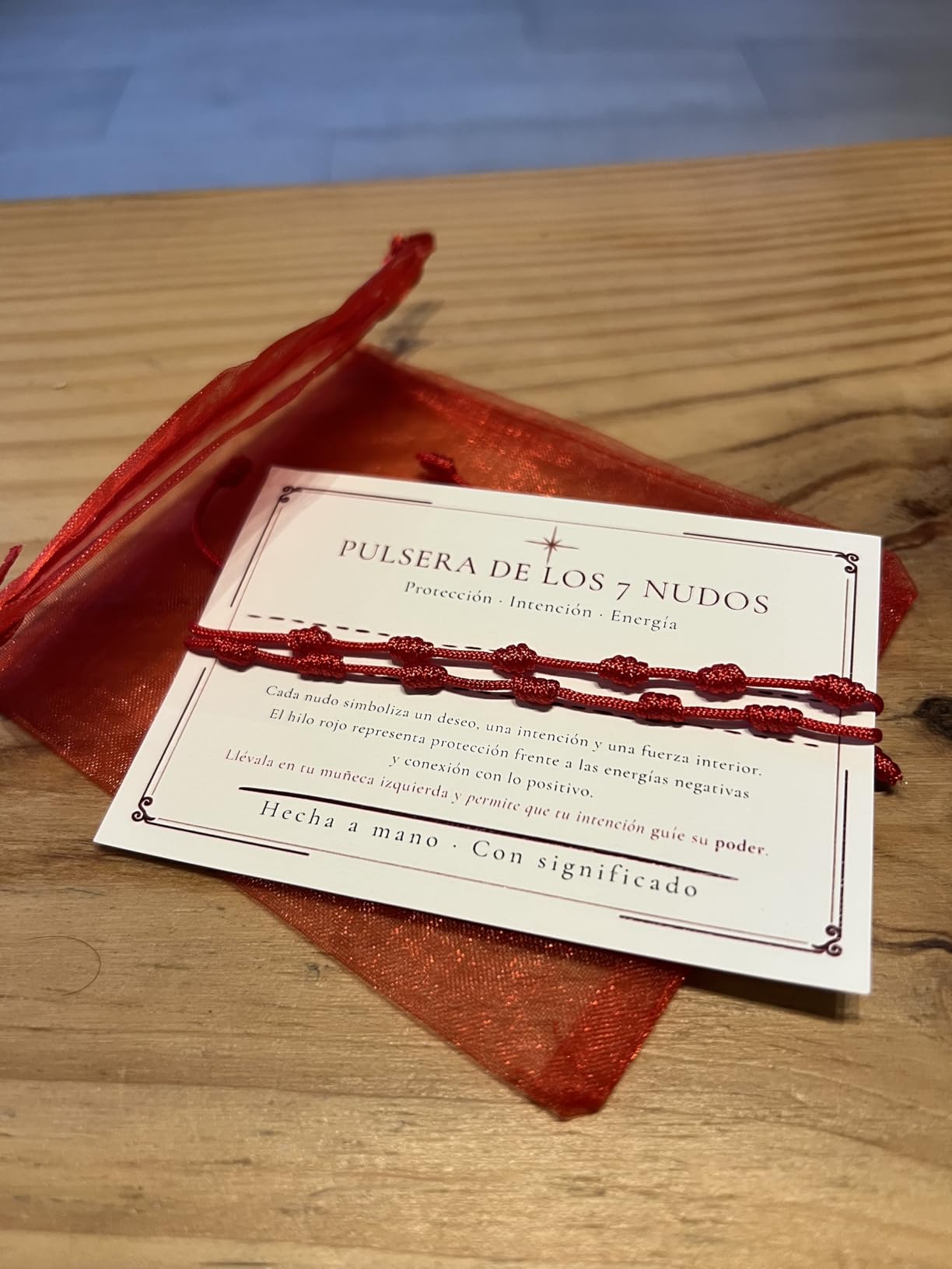 Pulseras de los 7 nudos sobre tarjeta y bolsa roja