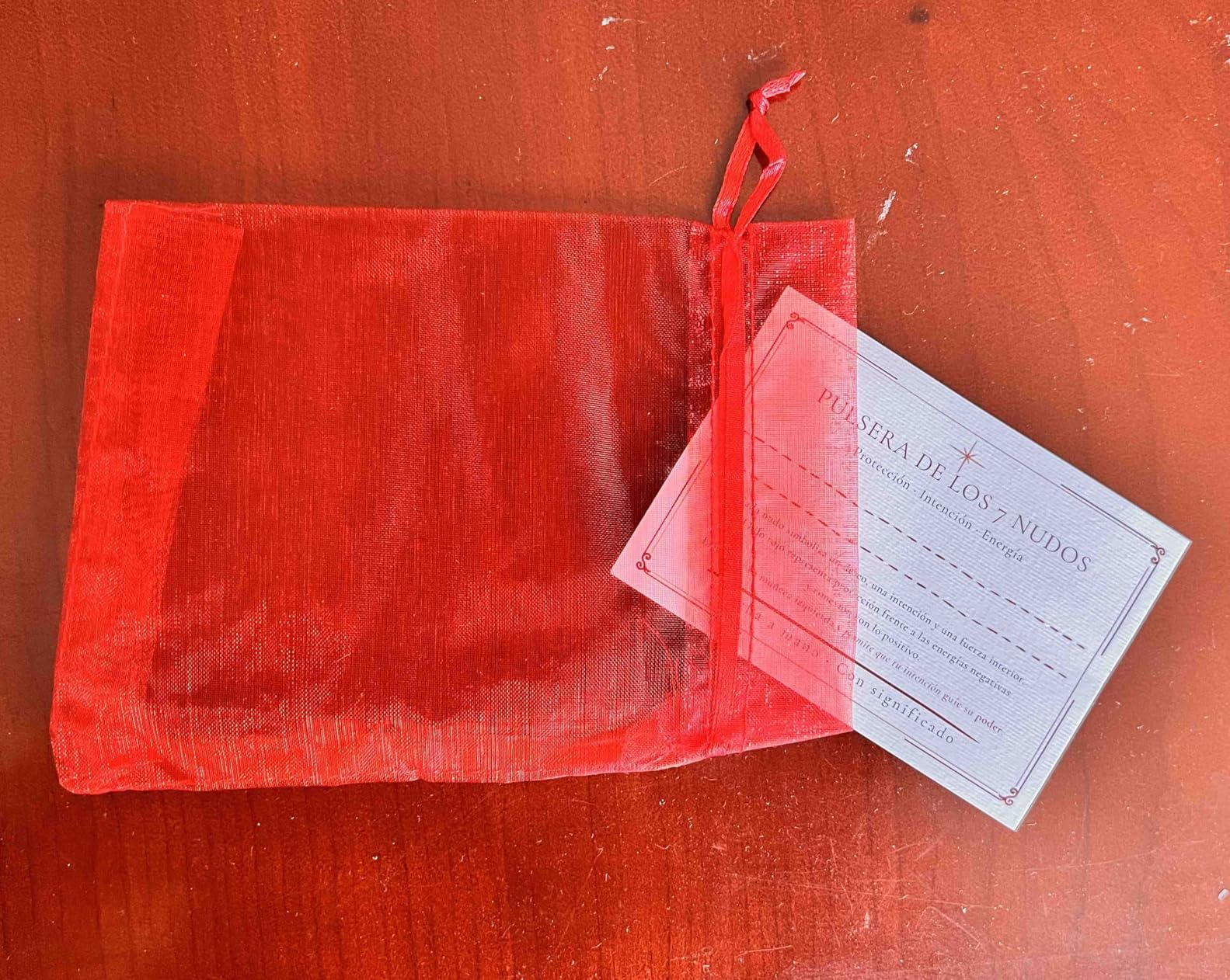 Bolsa roja y tarjeta de la pulsera de los 7 nudos