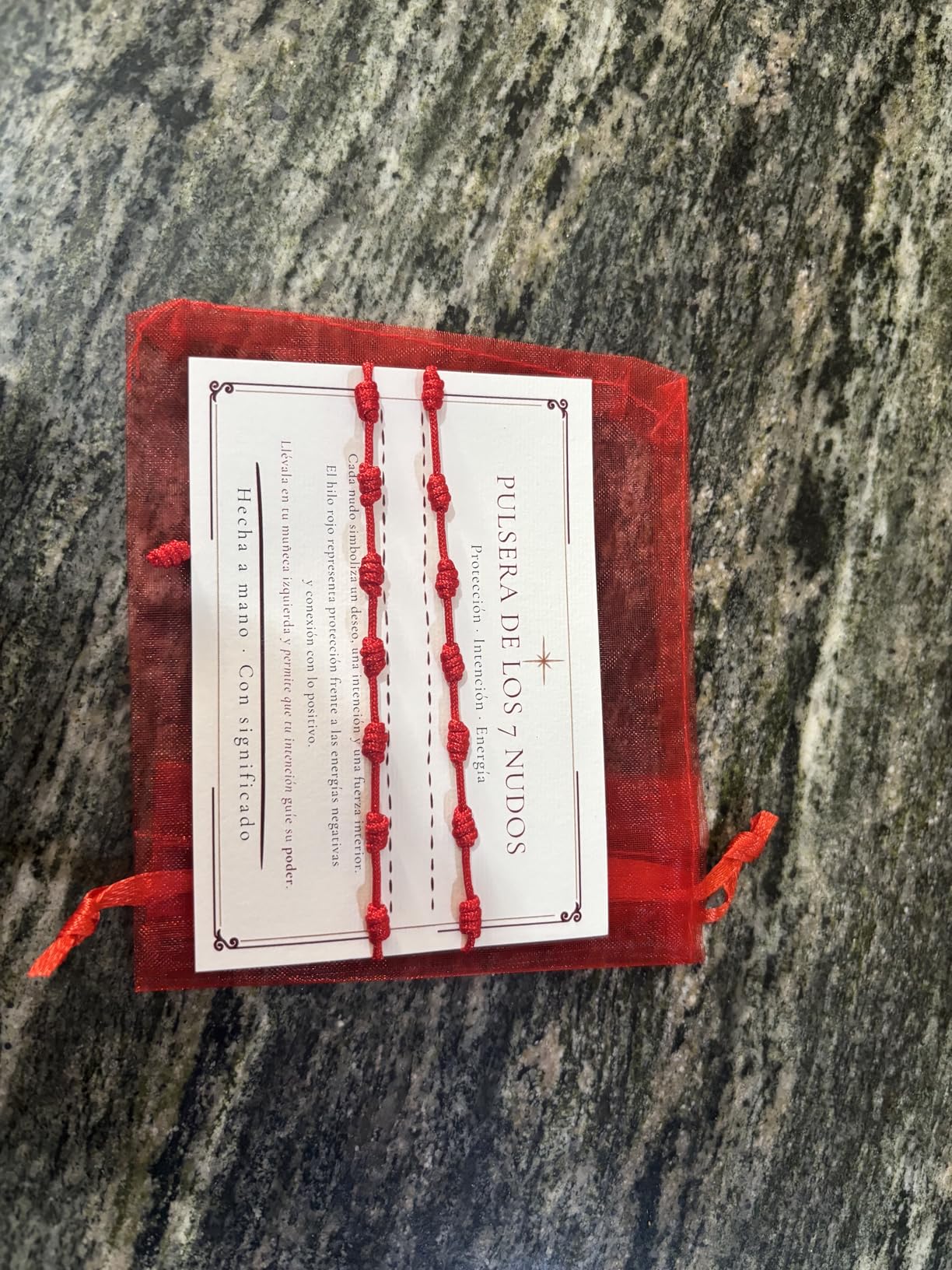 Pulseras de los 7 nudos RAIAN sobre tarjeta y encimera