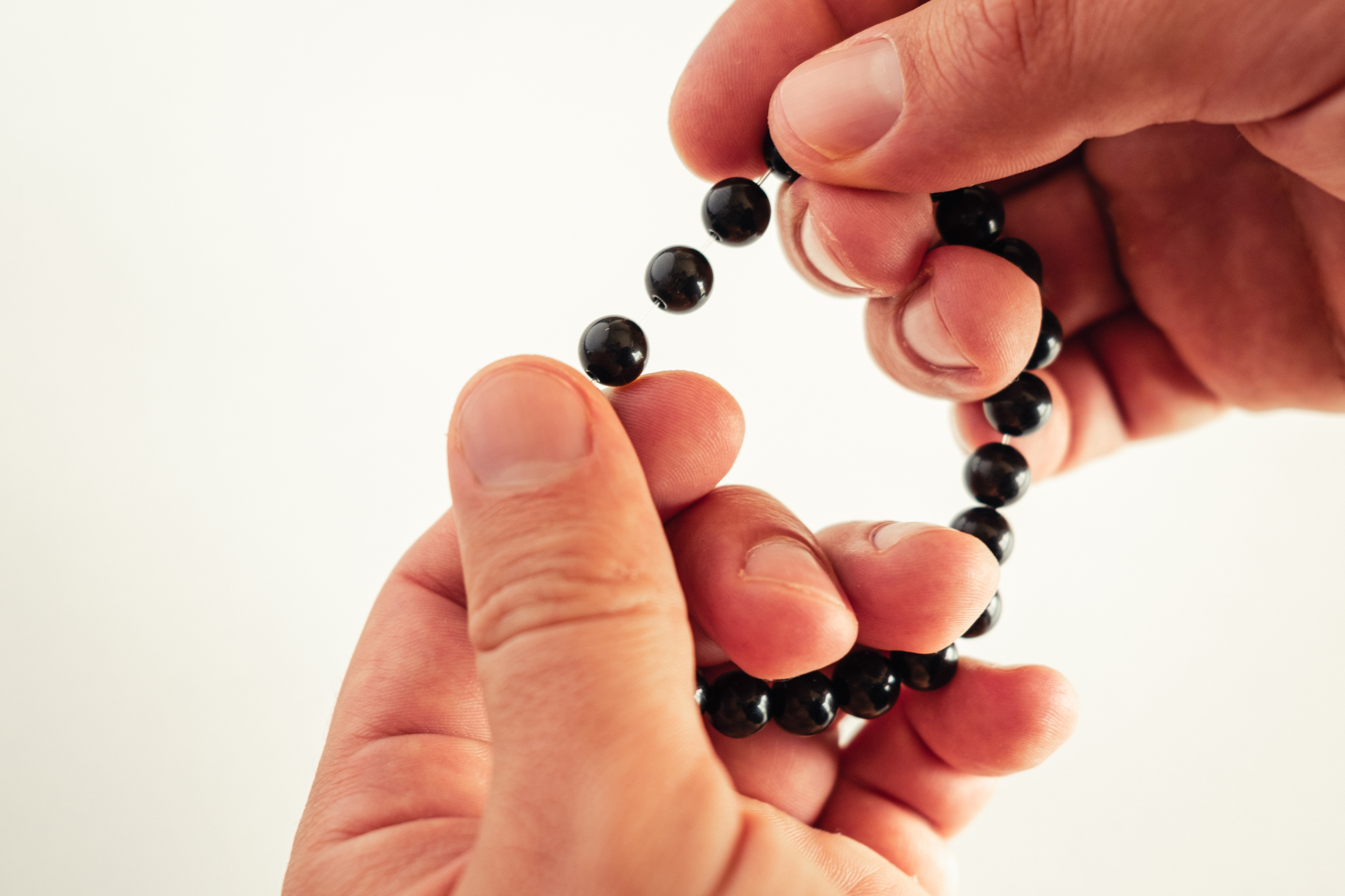 Pulsera Turmalina RAIAN sostenida entre los dedos